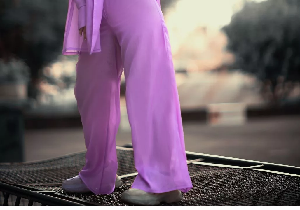 Calça Pantalona roxa combina com que cor de blusa?